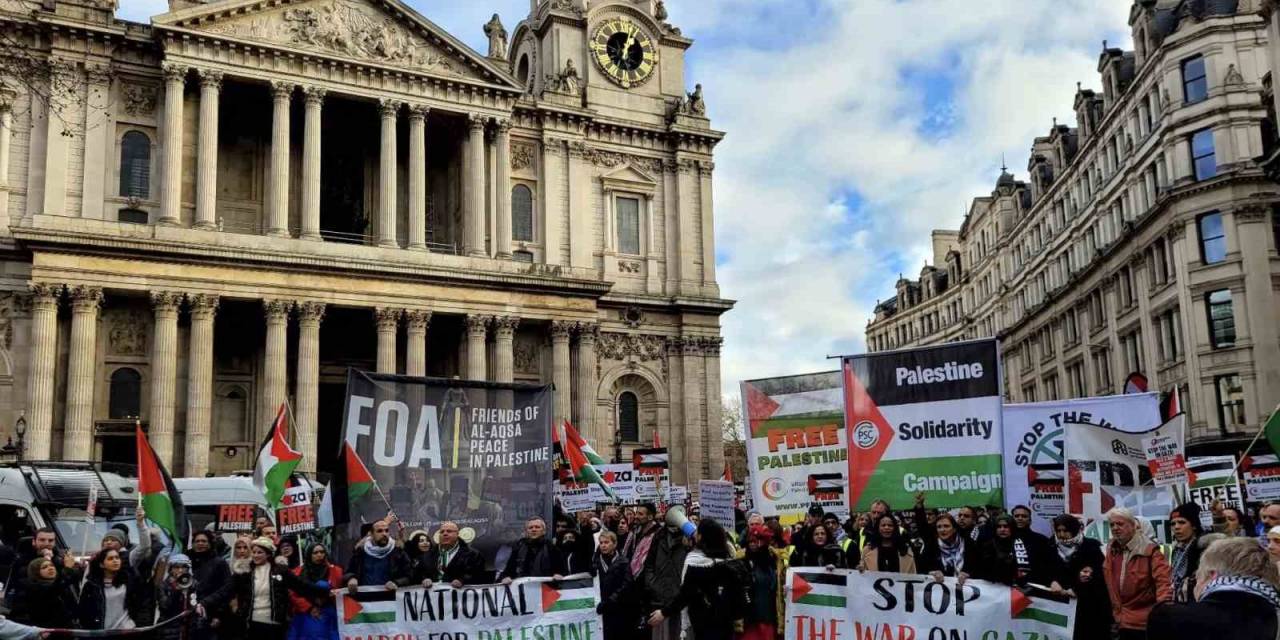 Londra’da On Binlerce Kişiden Filistin’e Destek Protestosu