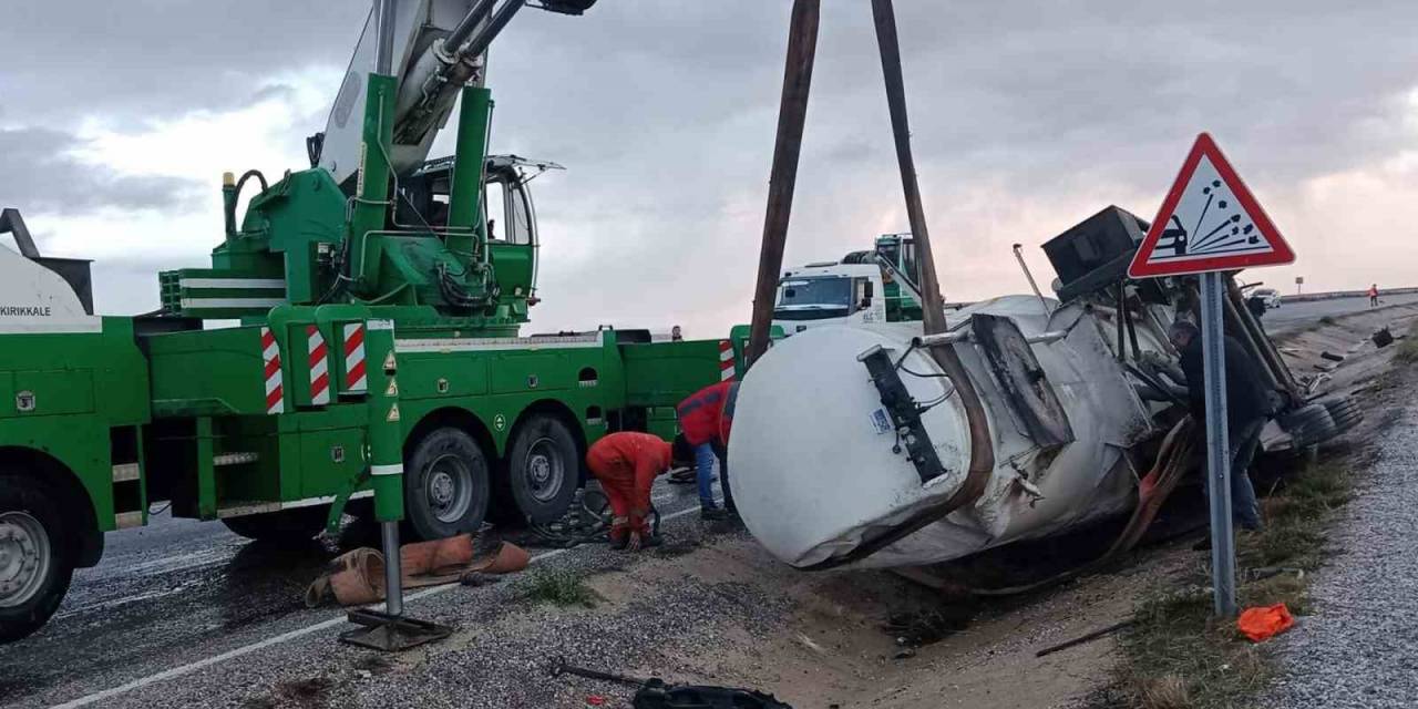 Mazot Yüklü Tanker İle Tır Çarpıştı: 1 Yaralı