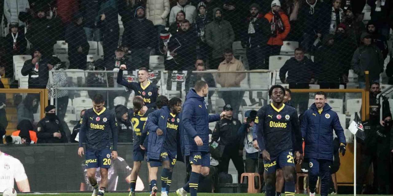 Fenerbahçeli Futbolcular Galibiyeti Taraftarıyla Paylaştı