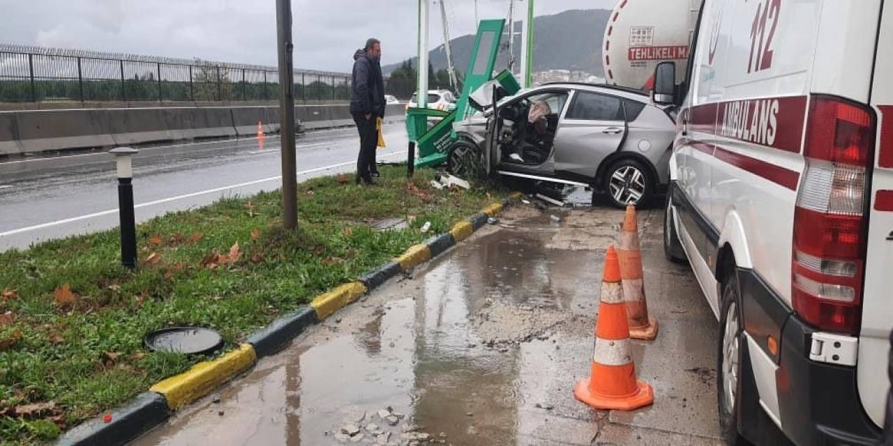Yalova’da Otomobil Tabelaya Çarptı, Sürücü Hayatını Kaybetti