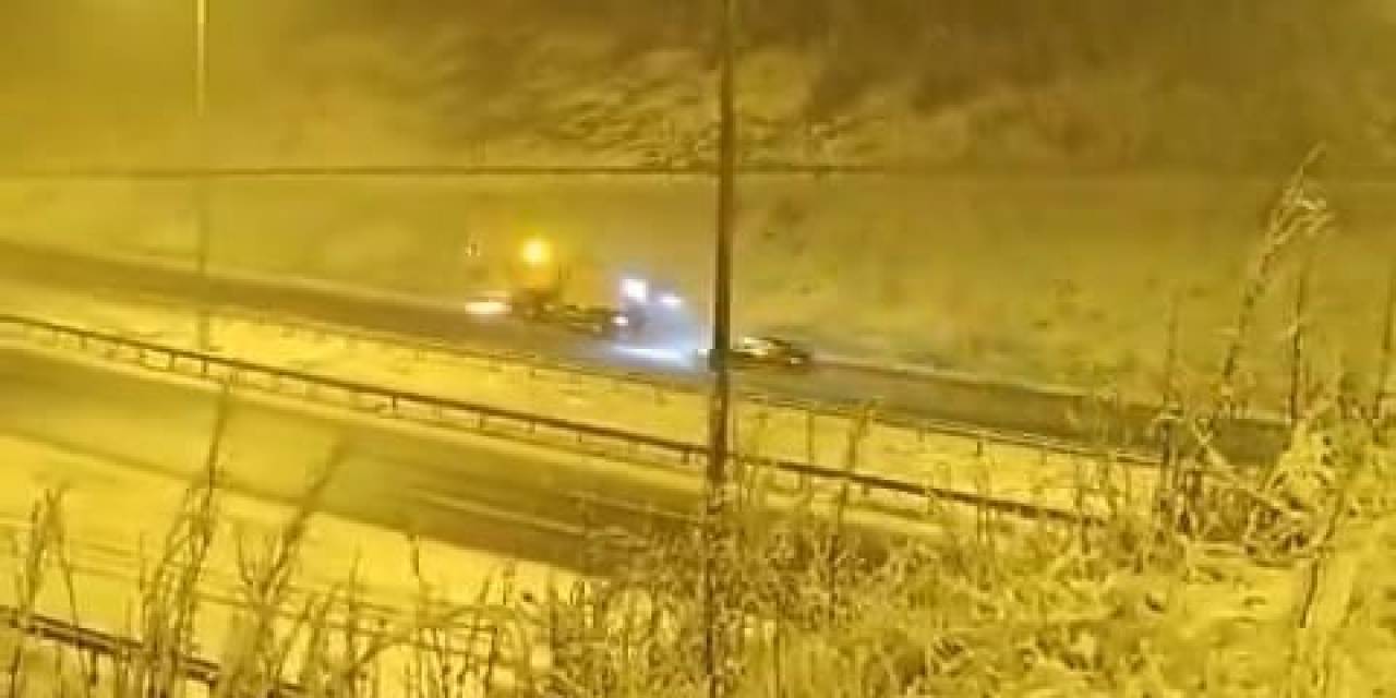Otoyolun Bolu-ankara Sınırında Kar Yağışı Etkili Oluyor