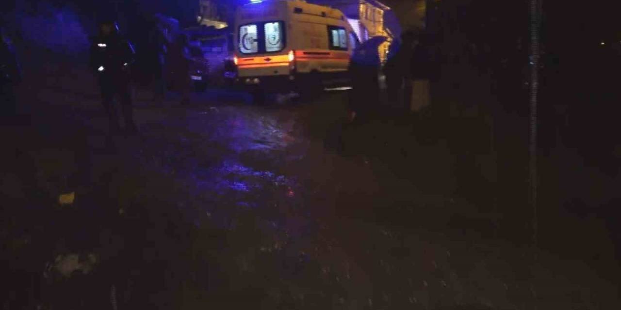 Zonguldak’ta Heyelan: Ev Toprak Altında Kaldı, 2 Kişiyi Kurtarma Çalışmaları Sürüyor