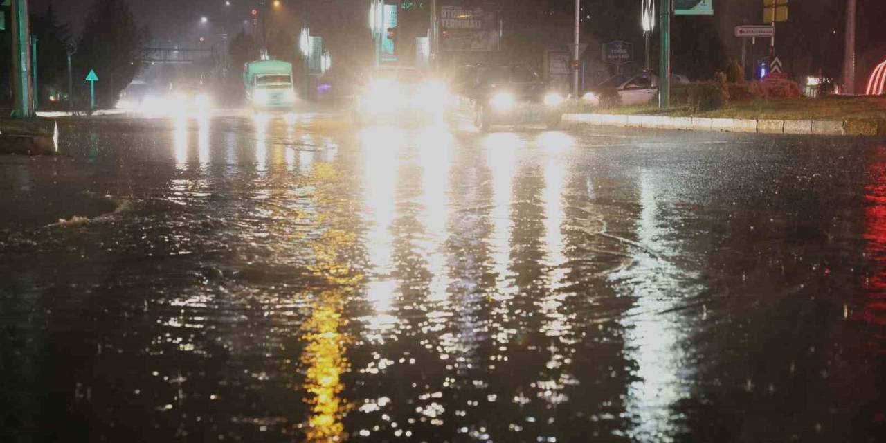 Elazığ’da Sağanak Yağış Hayatı Felç Etti: Cadde Ve Sokaklar Göle Döndü