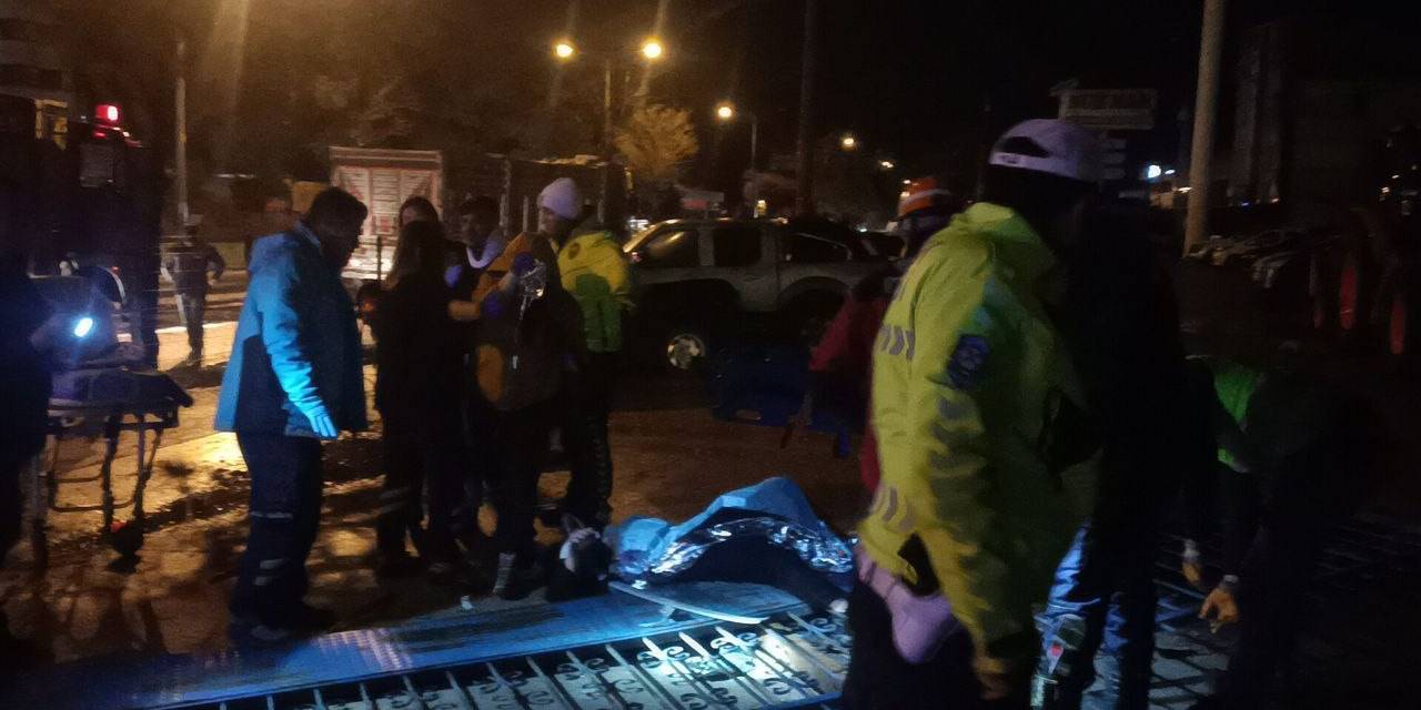 Otomobil, Traktör Bayisine Girdi, Araçtan Fırlayan Kadının Ayağı Kapıya Sıkıştı: 2 Yaralı