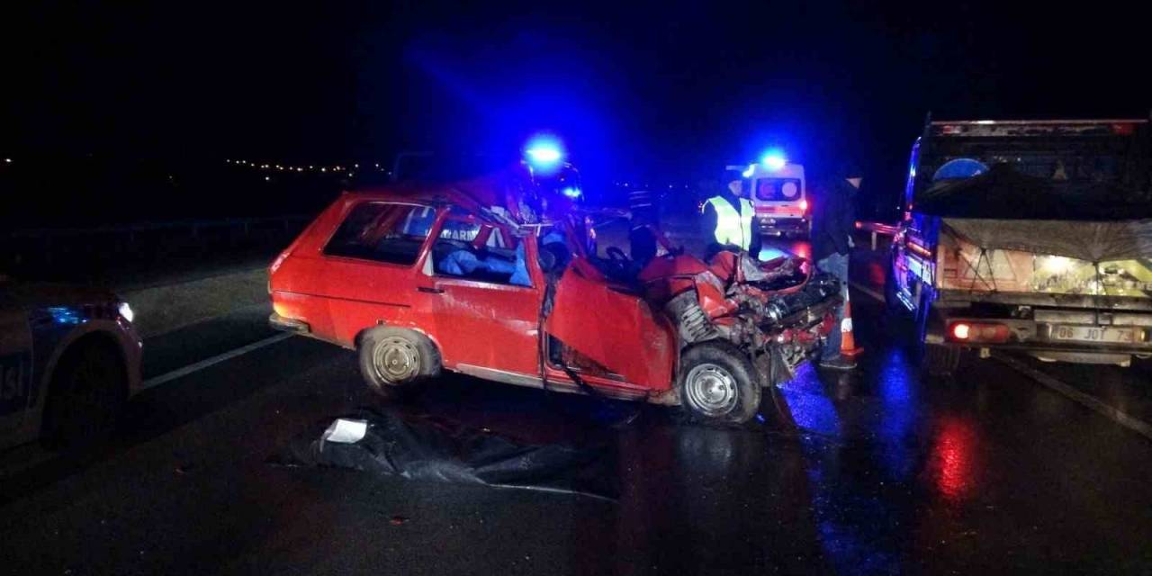Kamyona Arkadan Çarpan Araçtaki 2 Kişi Hayatını Kaybetti