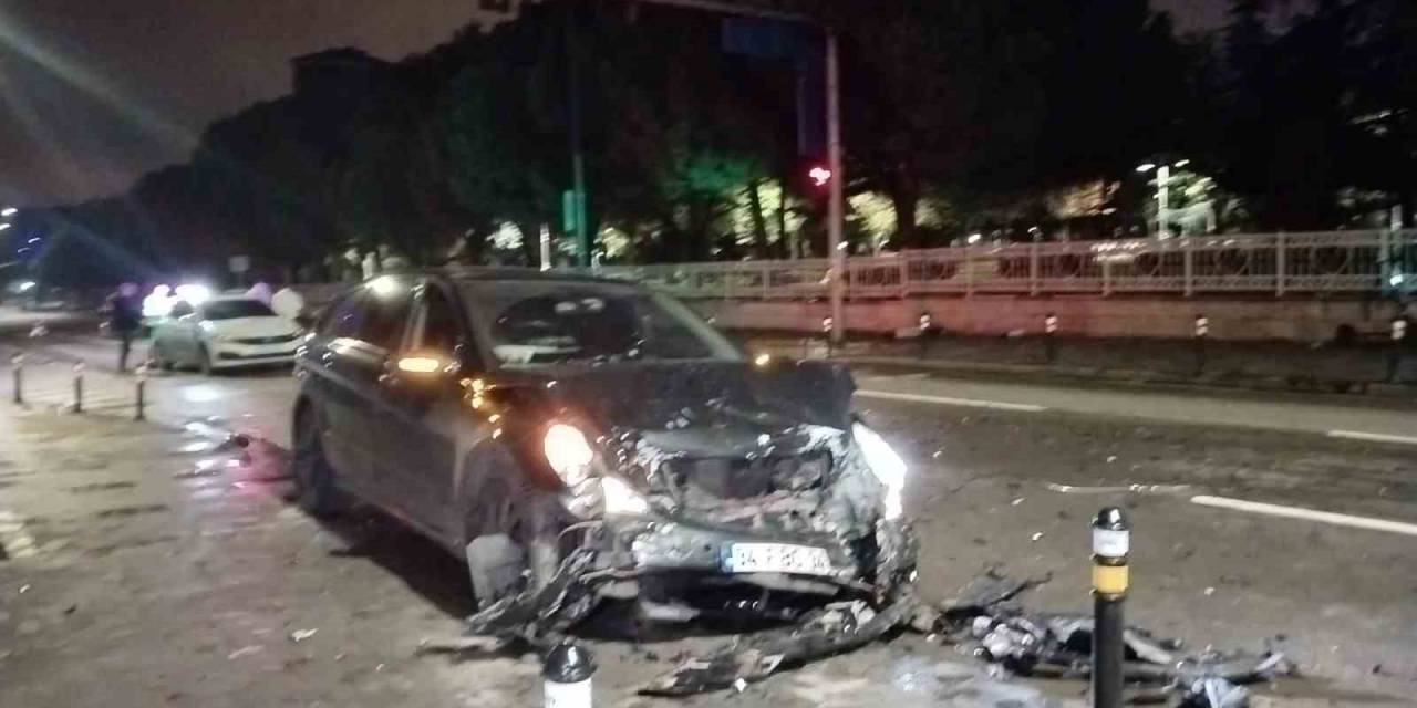 Kadıköy’de Alkollü Sürücü Işıklarda Duran Araçlara Çarptı: 1 Ağır Yaralı