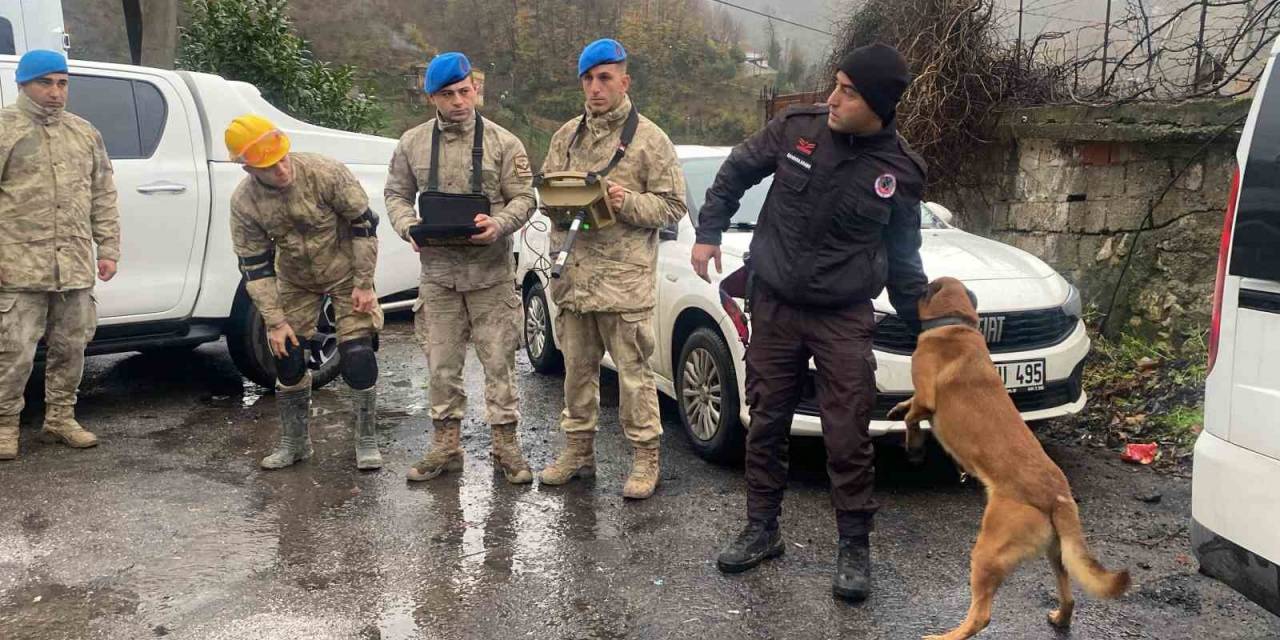 Zonguldak’ta Toprak Altında Kalan Anne Ve Oğlunu Arama Çalışmaları Günün İlk Işıklarıyla Yeniden Başladı