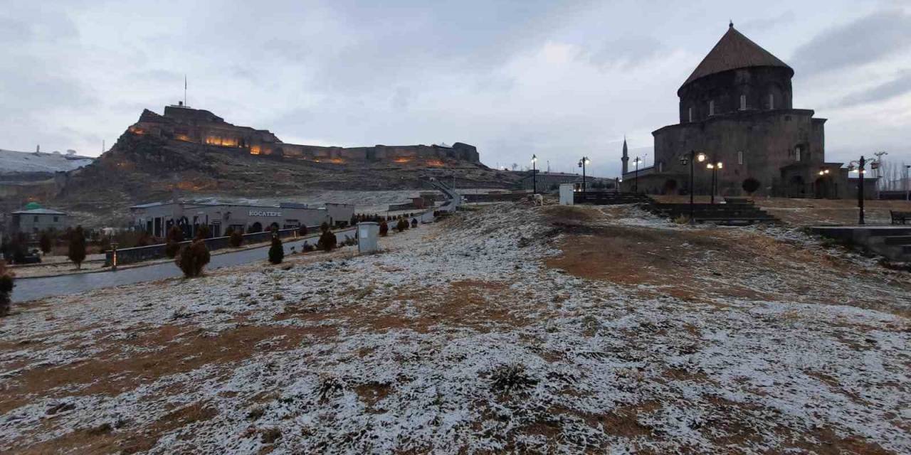 Kars’ta Yağan Karla Tarihi Yapılarda Kartpostal Görüntüler Oluştu