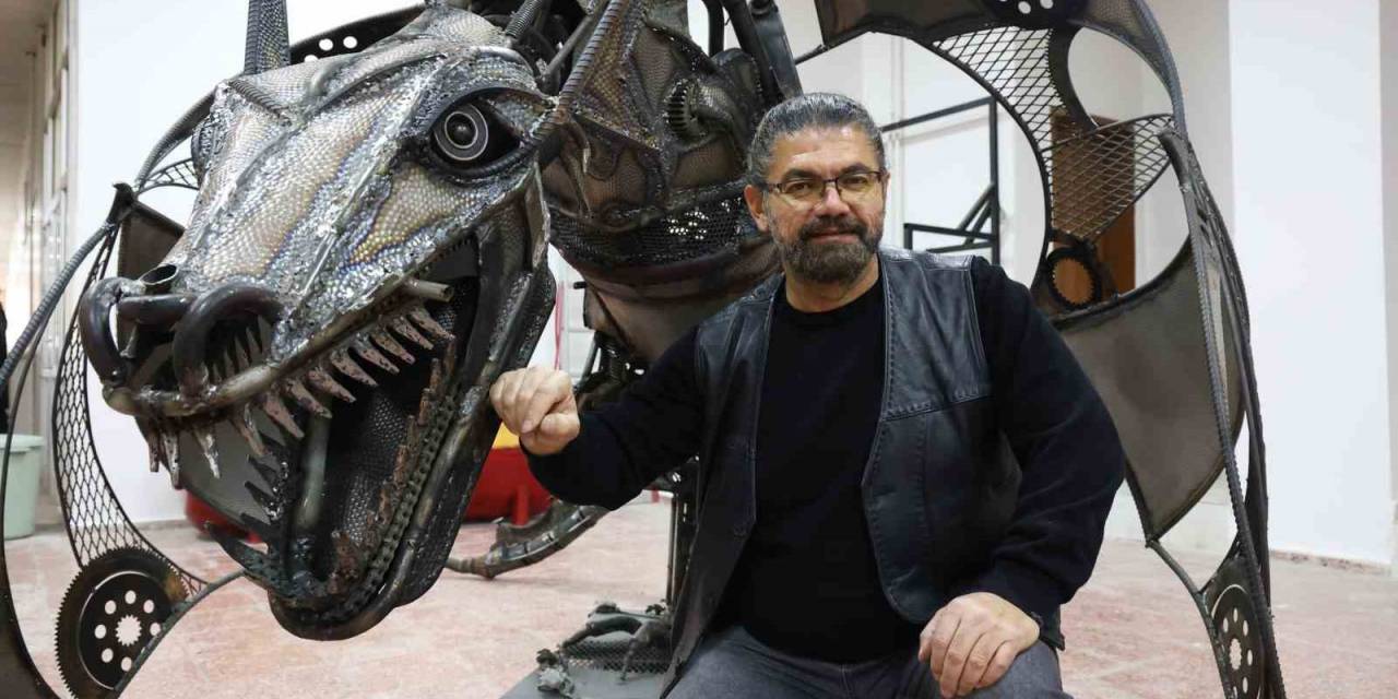 Heykel Sanatçısı Katı Endüstriyel Malzemelerden Dev Ejderha Heykeli Yaptı
