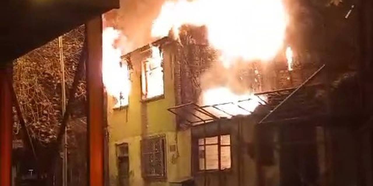 Alevler Geceyi Aydınlattı