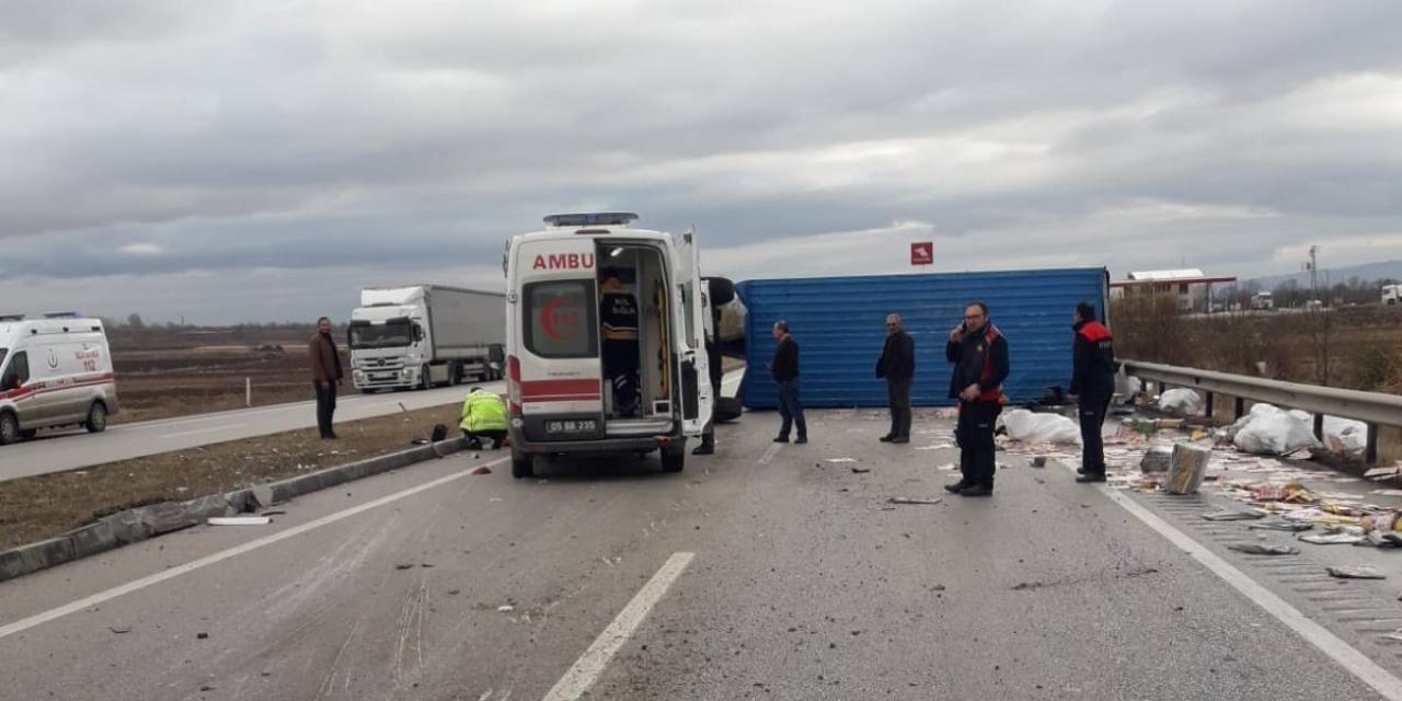 Amasya’da Devrilen Kamyon Yolu Ulaşıma Kapattı