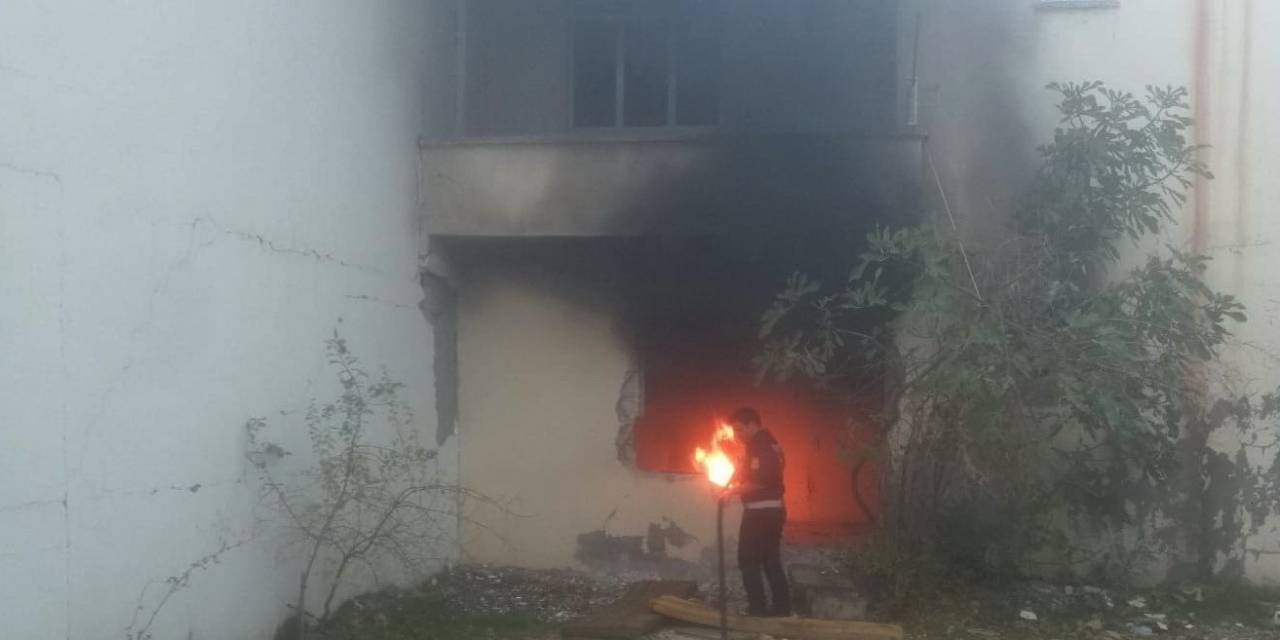 Ağır Hasarlı Binada Yakılan Araç Lastiği Korkuttu