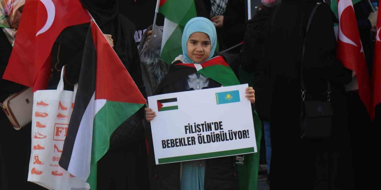 Vatandaşlar İsrail’i Kınayıp Filistin’e Destek İçin Yürüdü