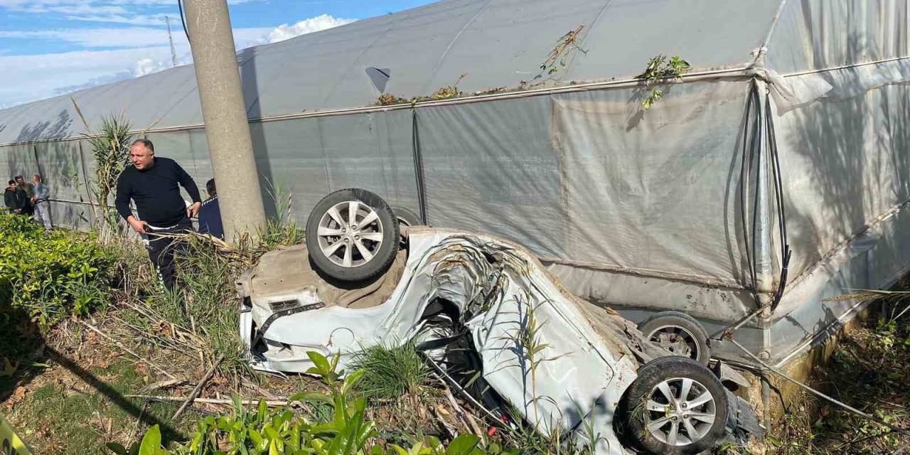 Beton Direğe Çarpan Otomobilin 17 Yaşındaki Sürücüsü Hayatını Kaybetti