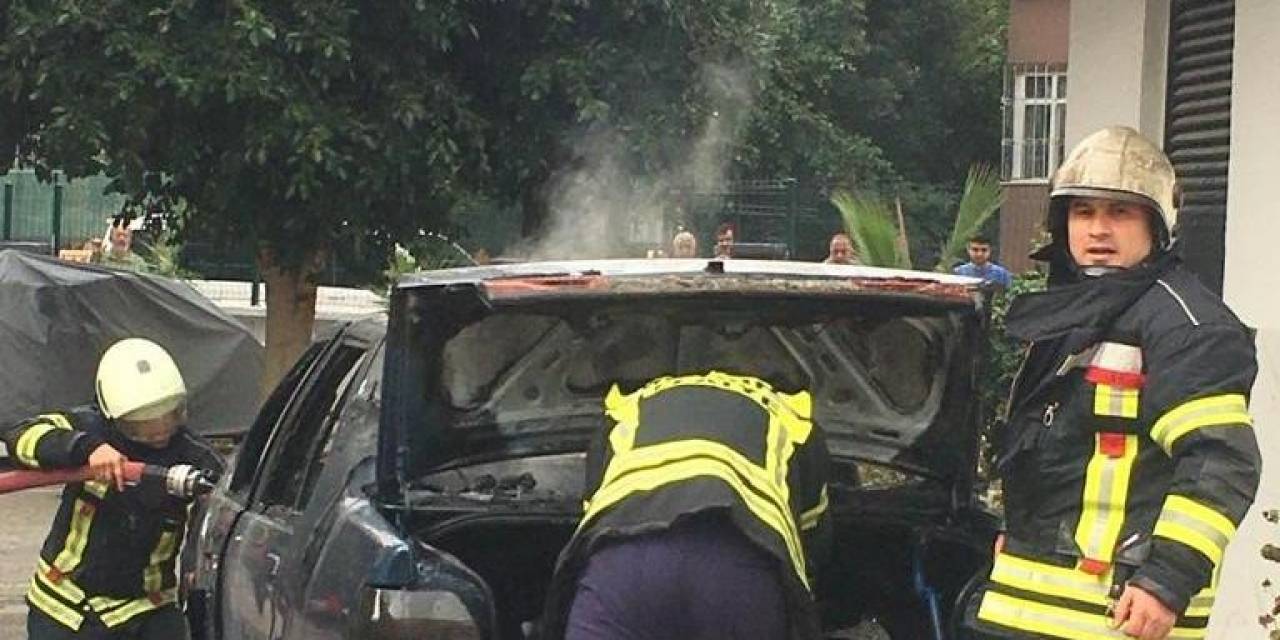 Yanan Otomobili Balkondan Kovayla Su Dökerek Söndürmeye Çalıştı