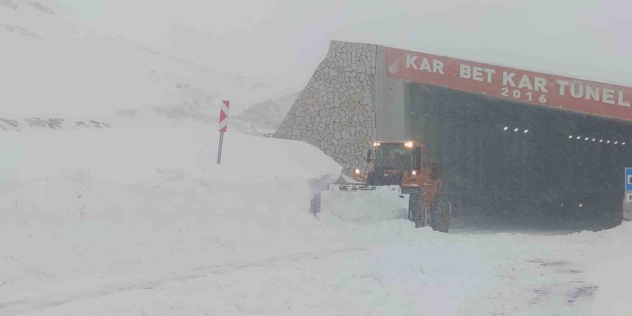 Çığ Nedeniyle Kapanan Van-bahçesaray Karayolu Ulaşıma Açıldı