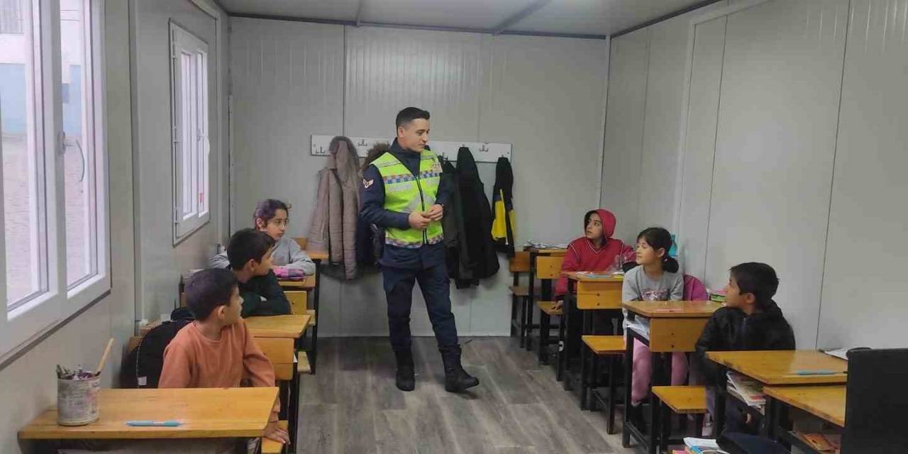 Jandarma Ekiplerinden Öğrencilere Trafik Eğitimi