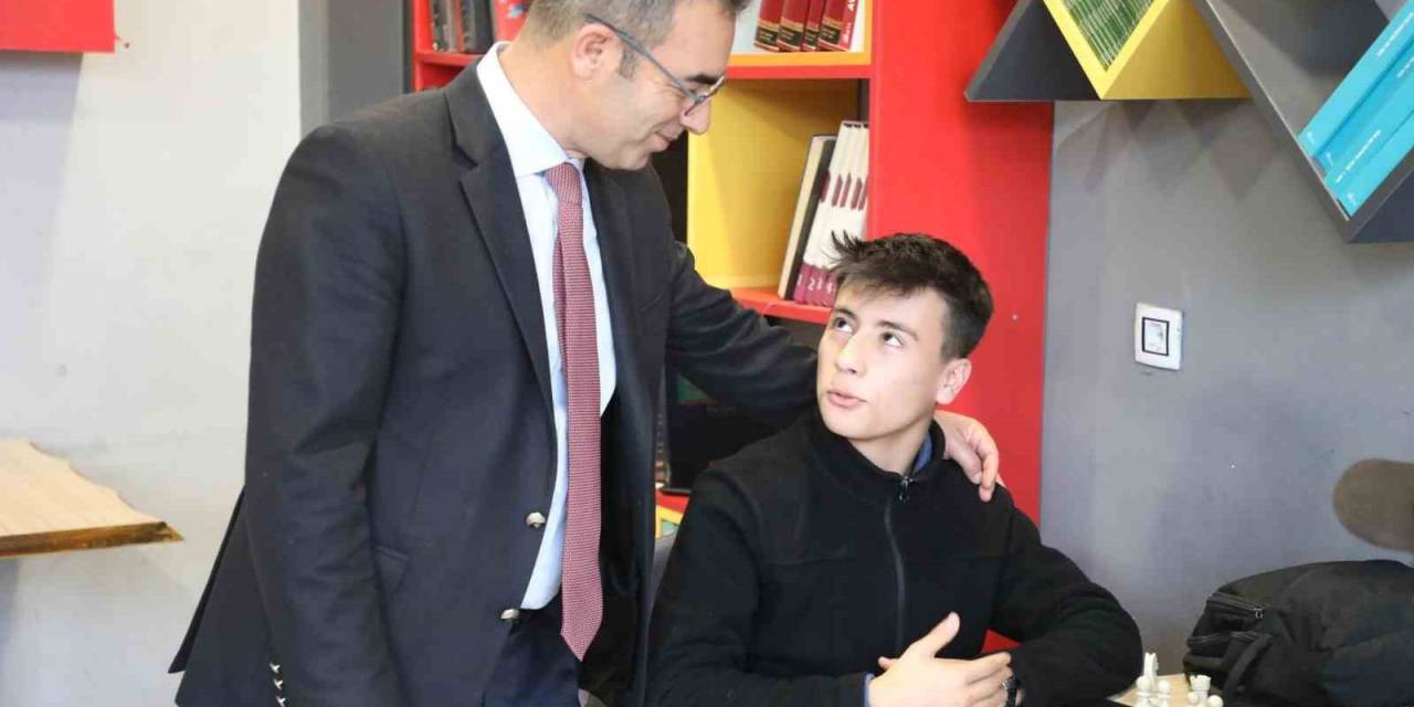 Ağrı Gençlik Ve Spor İl Müdürü Din, Gençlik Merkezi’ni Ziyaret Etti
