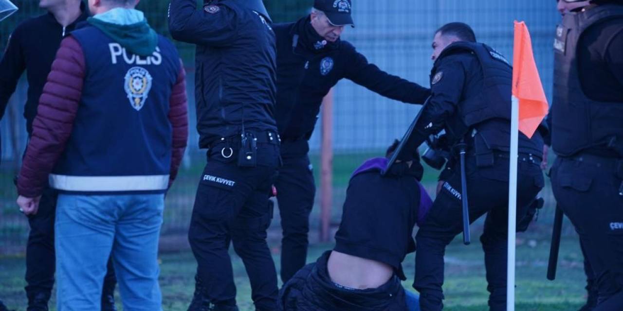 Taraftarlar Kırdıkları Koltukları Sahaya Fırlattı, Polis Biber Gazıyla Müdahale Etti