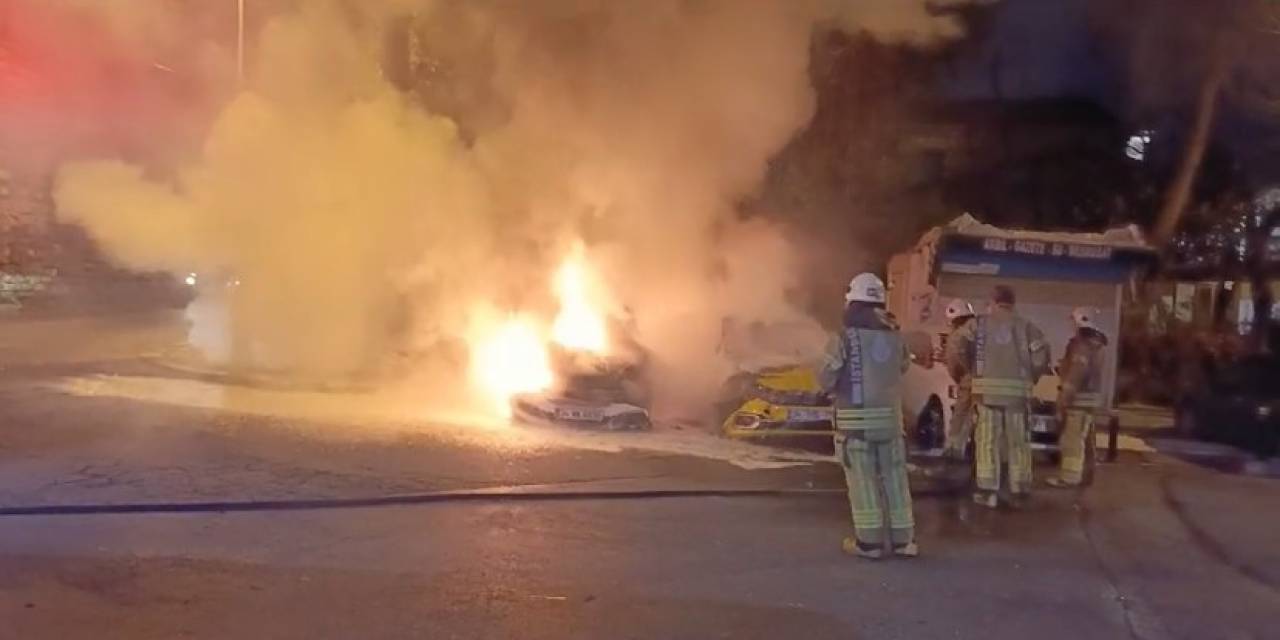 Fatih’te Park Halindeki Ticari Taksi Ve Otomobil Alev Alev Yandı