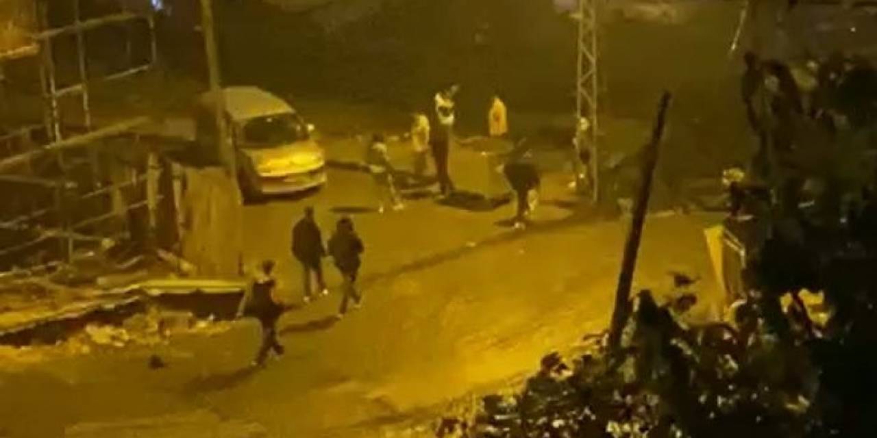 Gençler Ellerine Aldıkları Silahla Havaya Ateş Açtı, O Anlar Kamerada