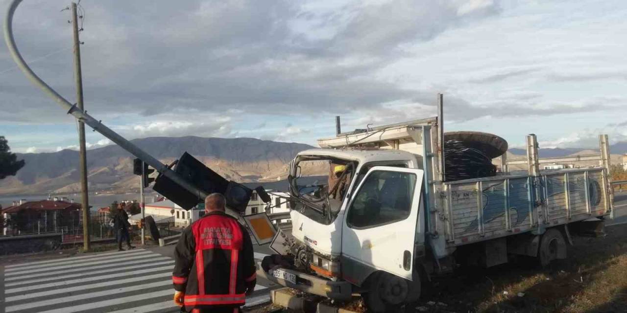 Kontrolden Çıkan Kamyon Refüje Çıktı: 1 Yaralı