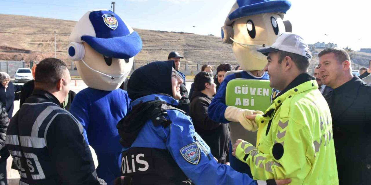 Emniyet Birimlerini Gezip Kısa Süreli Polis Oldular