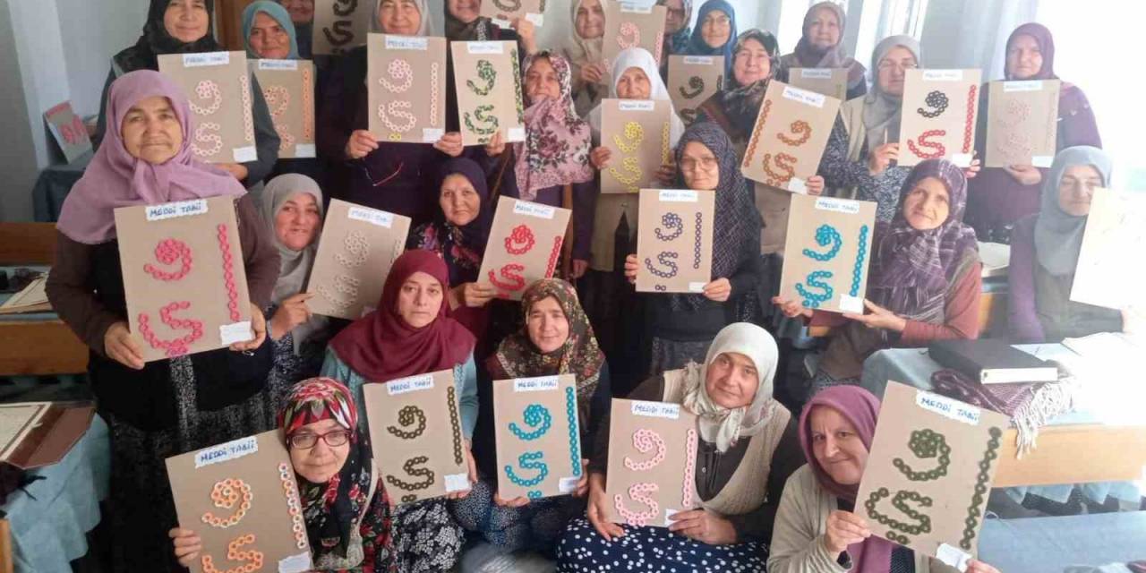 Simav’da Kur’an Kursunda Tecvid Kuralının Harfleri Örgü İle Hazırlanıyor