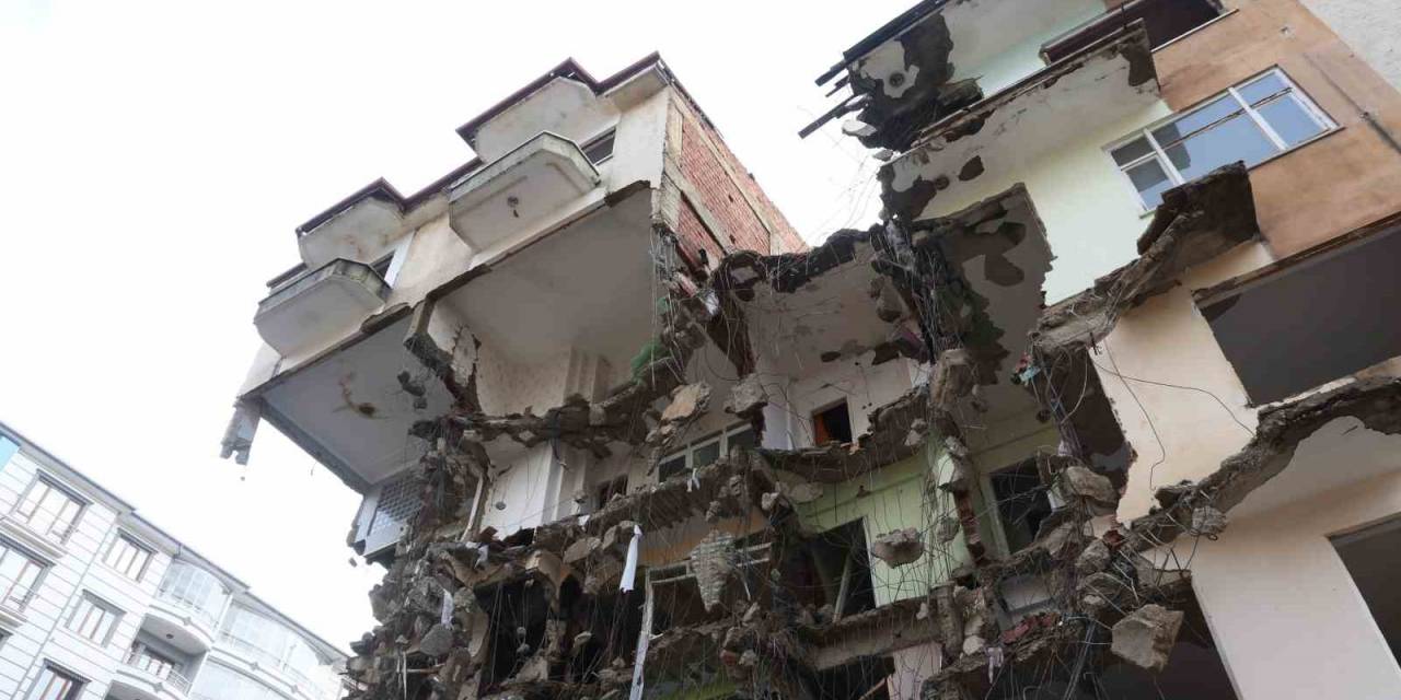Böyle Sağlam Ağır Hasarlı Bina Görülmedi: Üçüncü Gününde Zor Yıkabildiler