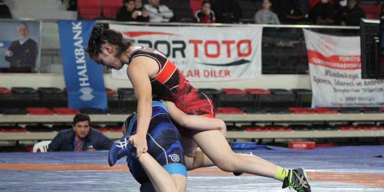 Mahmut Atalay Büyük Kadınlar Güreş Türkiye Şampiyonası, Çorum’da Başladı