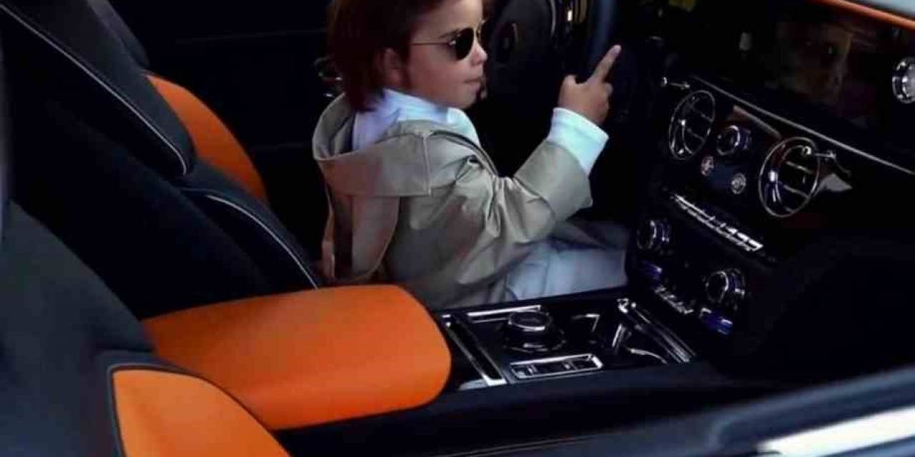 Zayn, Bu Kez Milyonluk Elektrikli Aracın Direksiyonuna Geçti