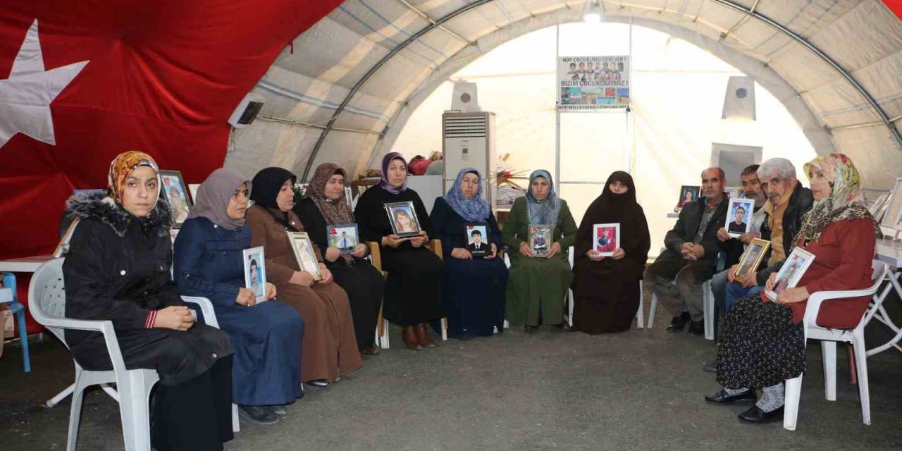 Evlat Nöbetindeki Baba, Evladından Gelecek Bir Haberi Bekliyor
