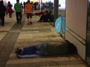 Sığınmacılar, Avusturya’da Tren İstasyonlarını Kamp Alanına Çevirdi