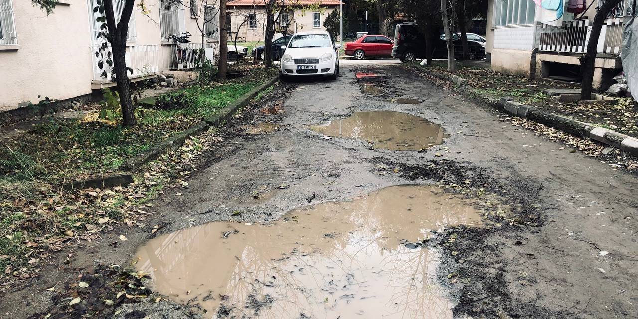 Erzincan’da Ara Sokaklarda Yollar Köstebek Yuvasına Döndü