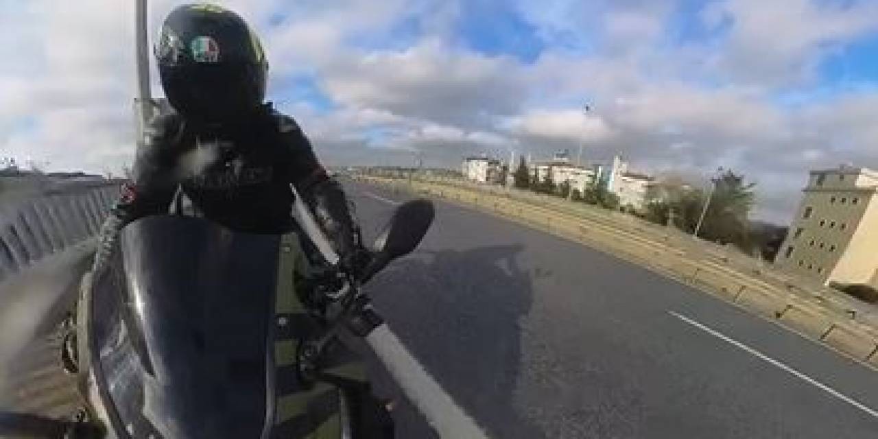 Bariyerlere Çarpan Motosiklet Sürücüsü Kamerada