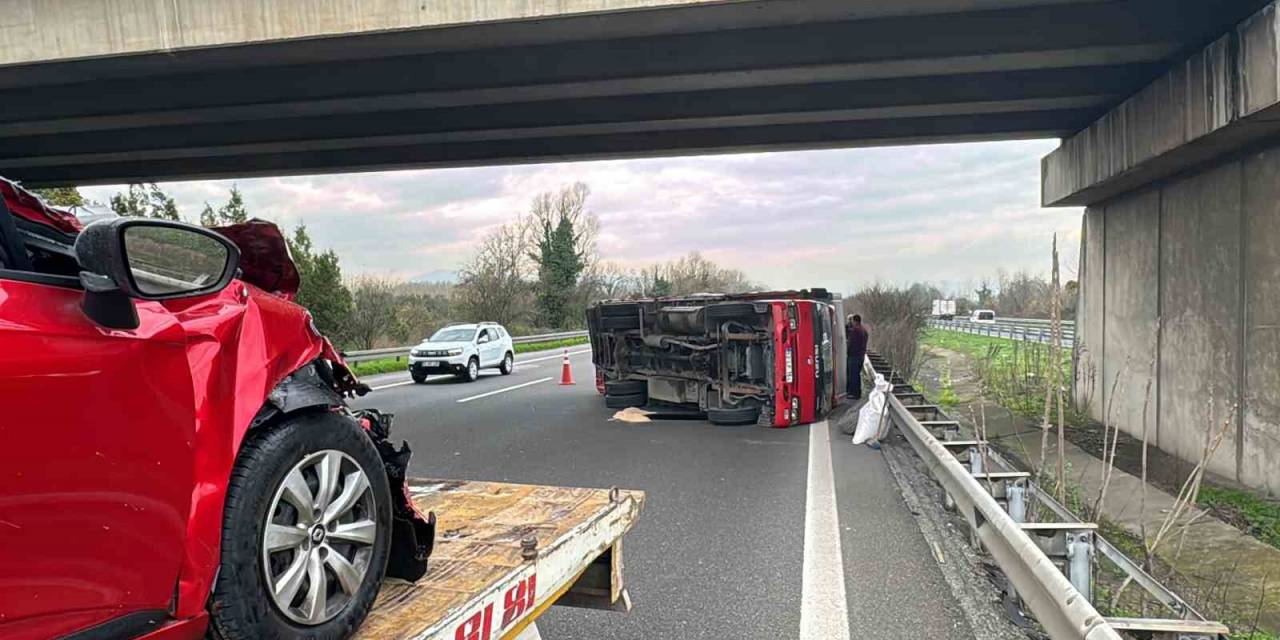 Otomobilin Çarptığı Kamyon Devrildi: 2 Yaralı