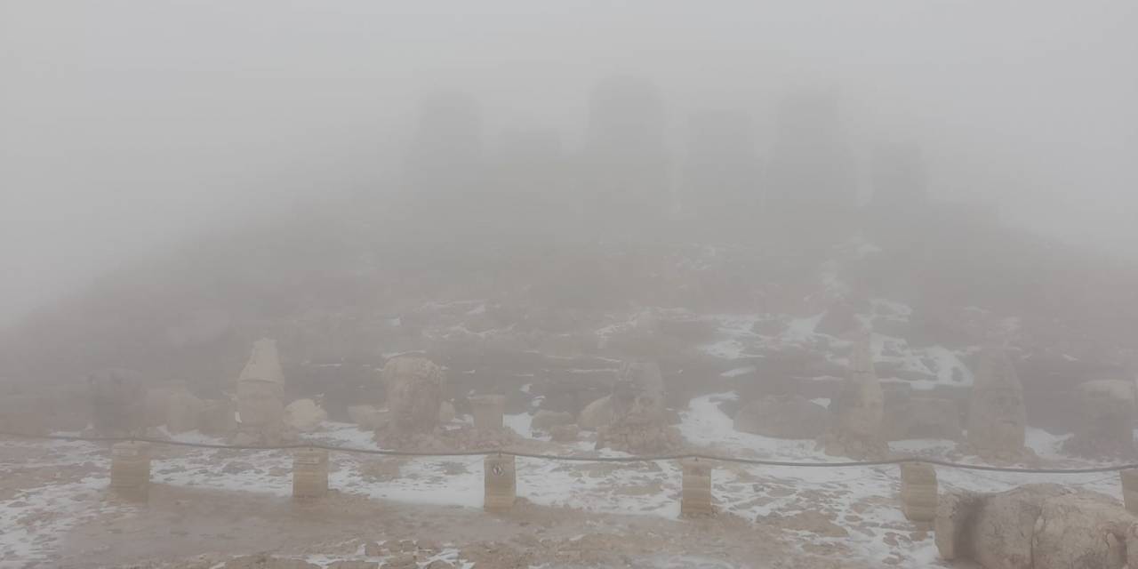 Beyaza Bürünen Nemrut Dağı Sisin Etkisine Girdi