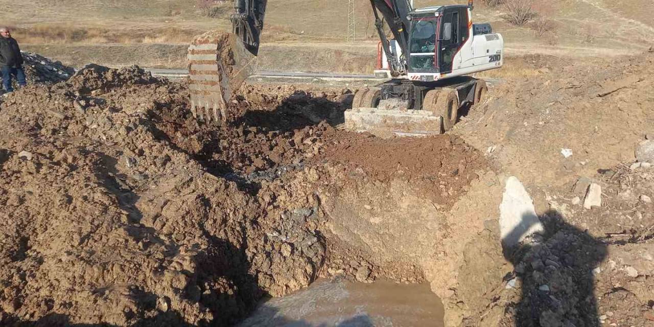 Hakkari’de İçme Suyu Şebekesi Patladı