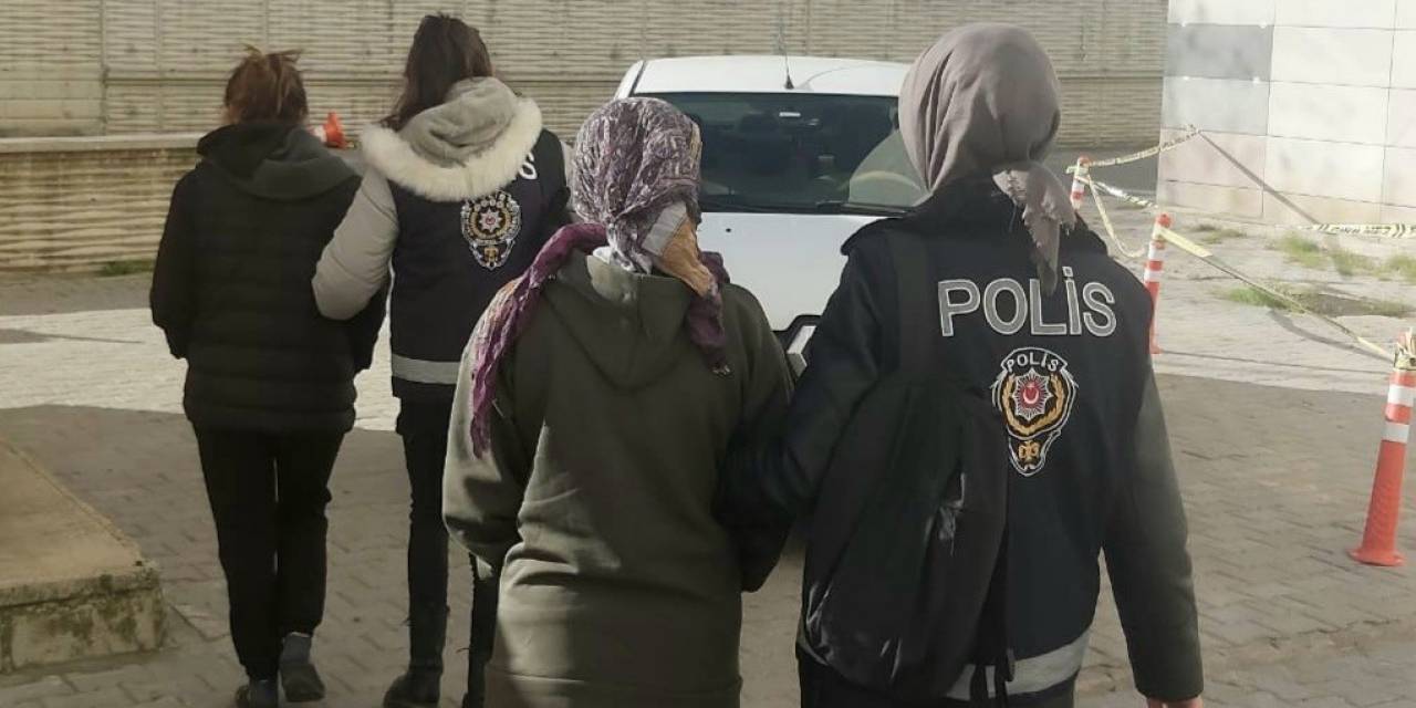 Hırsızlık Suçundan Aranan Kadınlar Hırsızlık Yapmak İsterken Yakalandılar