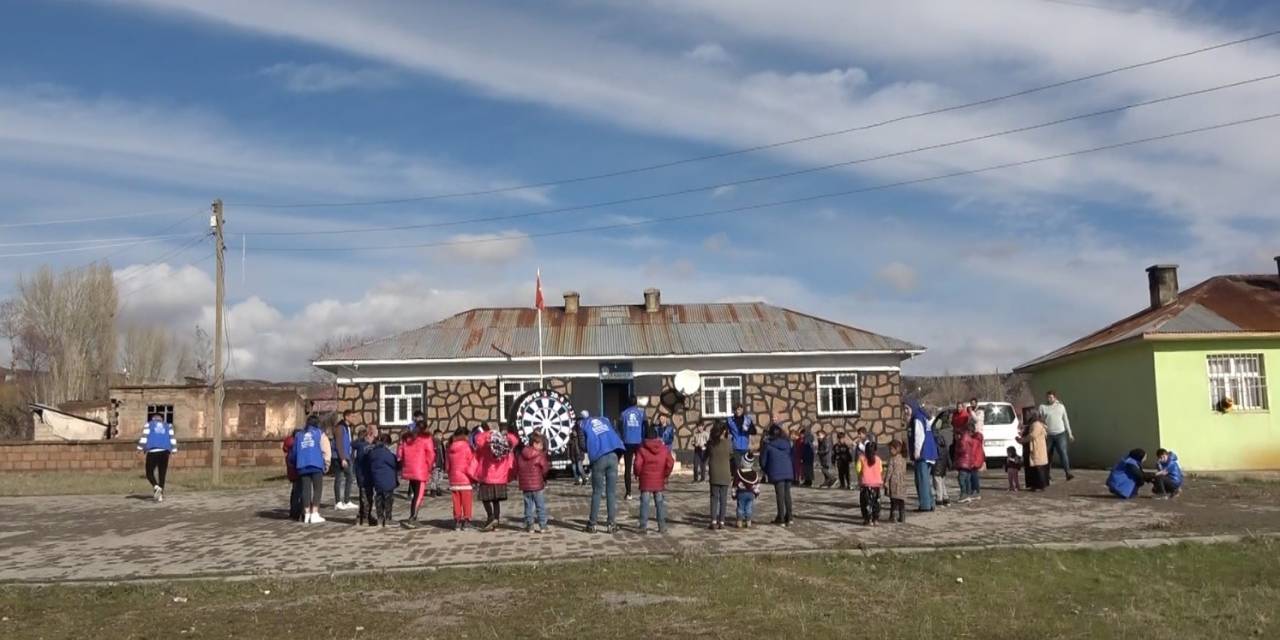 Muş’ta Çocuklara Kışlık Bot Ve Mont Dağıtıldı