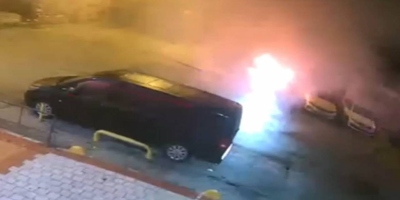 Fatih’te Alevlere Teslim Olan Otomobilde Kundaklama Şüphesi