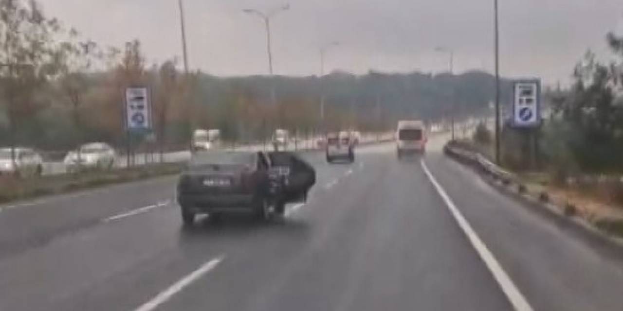 Trafikte Kapısı Açık Şekilde Yük Taşıyan Araç Trafiği Tehlikeye Attı