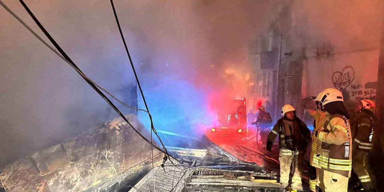Beyoğlu’nda 3 Katlı Ahşap Bina Alevlere Teslim Oldu