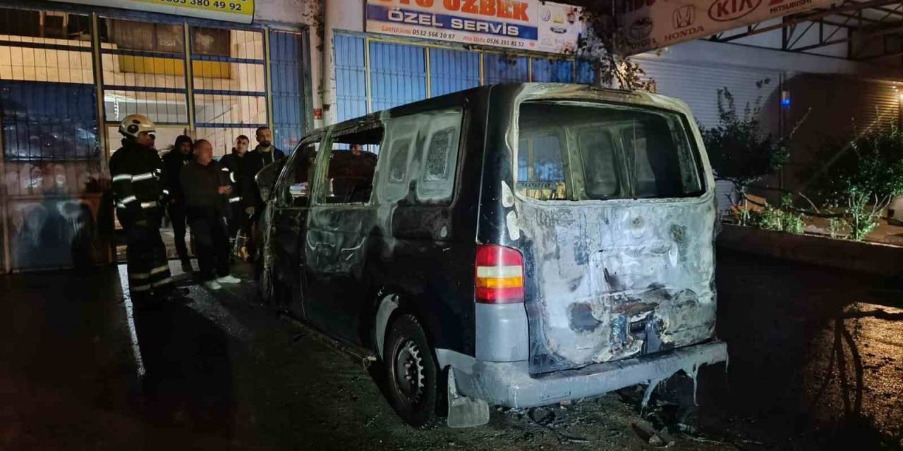 Batman’da Park Halindeki Minibüs Yandı