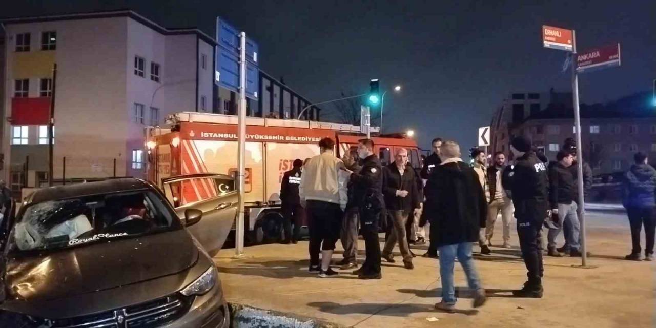 Pendik’te Servis Minibüsü Otomobile Çarptı: 5 Yaralı