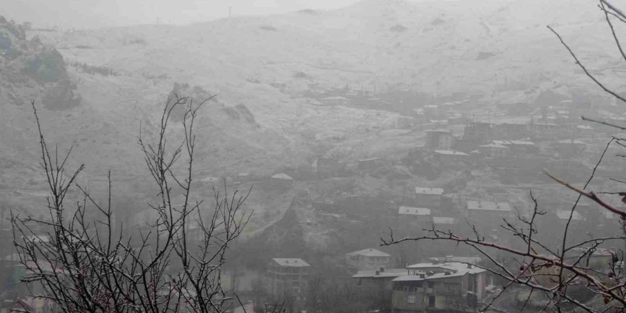 Hakkari’de Karla Karışık Yağmur Etkili Oldu