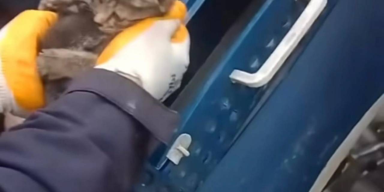 Kaputa Giren Kediyi İtfaiye Ekipleri Kurtardı