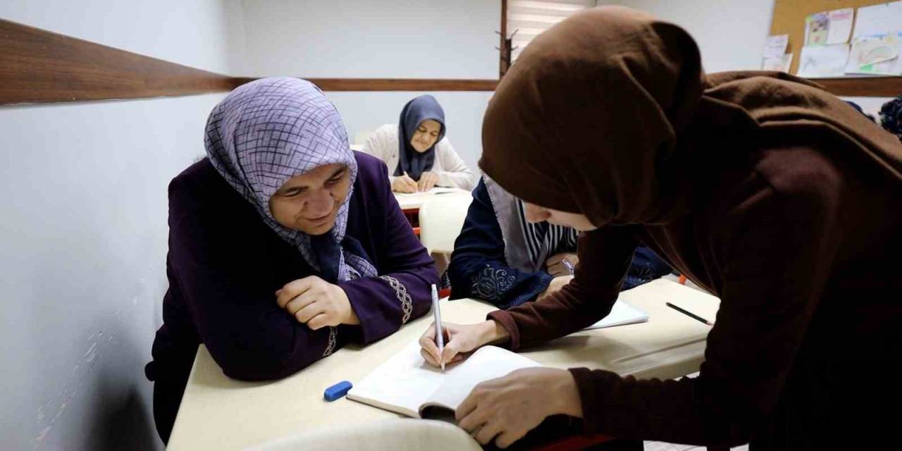 Bu Kurs Okuma Yazma Bilmeyen Kadınların Hayatını Değiştiriyor