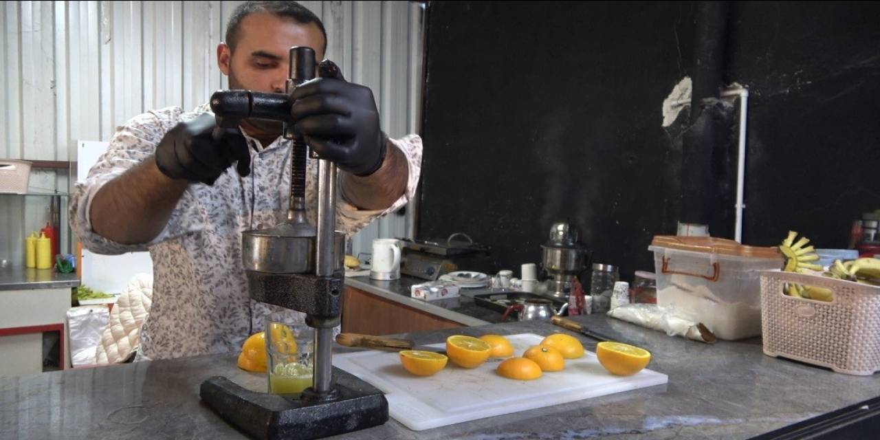 Depremde Dükkanı Ağır Hasar Alan Esnaf, Yeni Açtığı İş Yeri İle Hayata Yeniden Tutundu