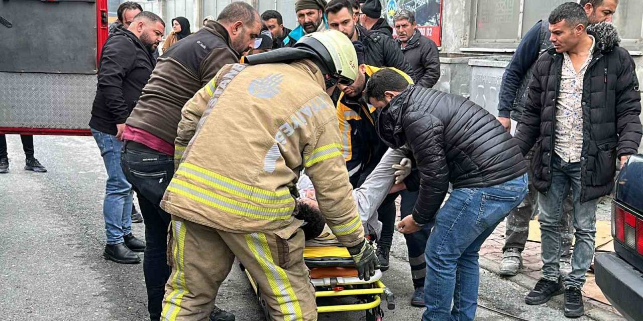 Sürücüsünün Kontrolünden Çıkan Araç Kız Yurdunun Duvarına Çarptı: Kaza Anı Kamerada